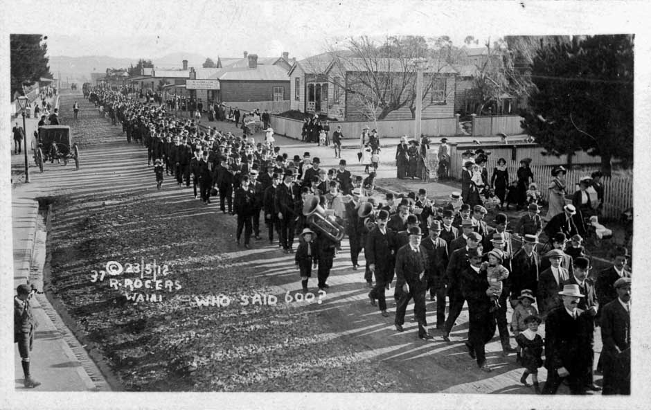 'Strikers march, 1912 Waihi strike', URL: https://nzhistory.govt.nz/media/photo/waihi-strikers-march, (Ministry for Culture and Heritage), updated 1-Jul-2014
